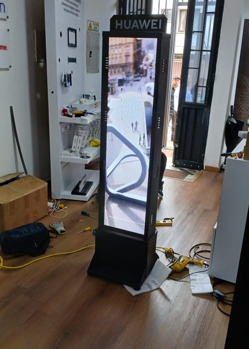 montaje de pantallas para Totem publicitario