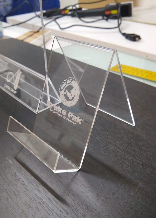 fabricación de soportes y exhibidores