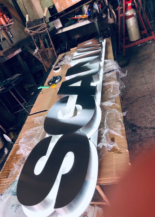 fabricación de avisos en Lámina e iluminación